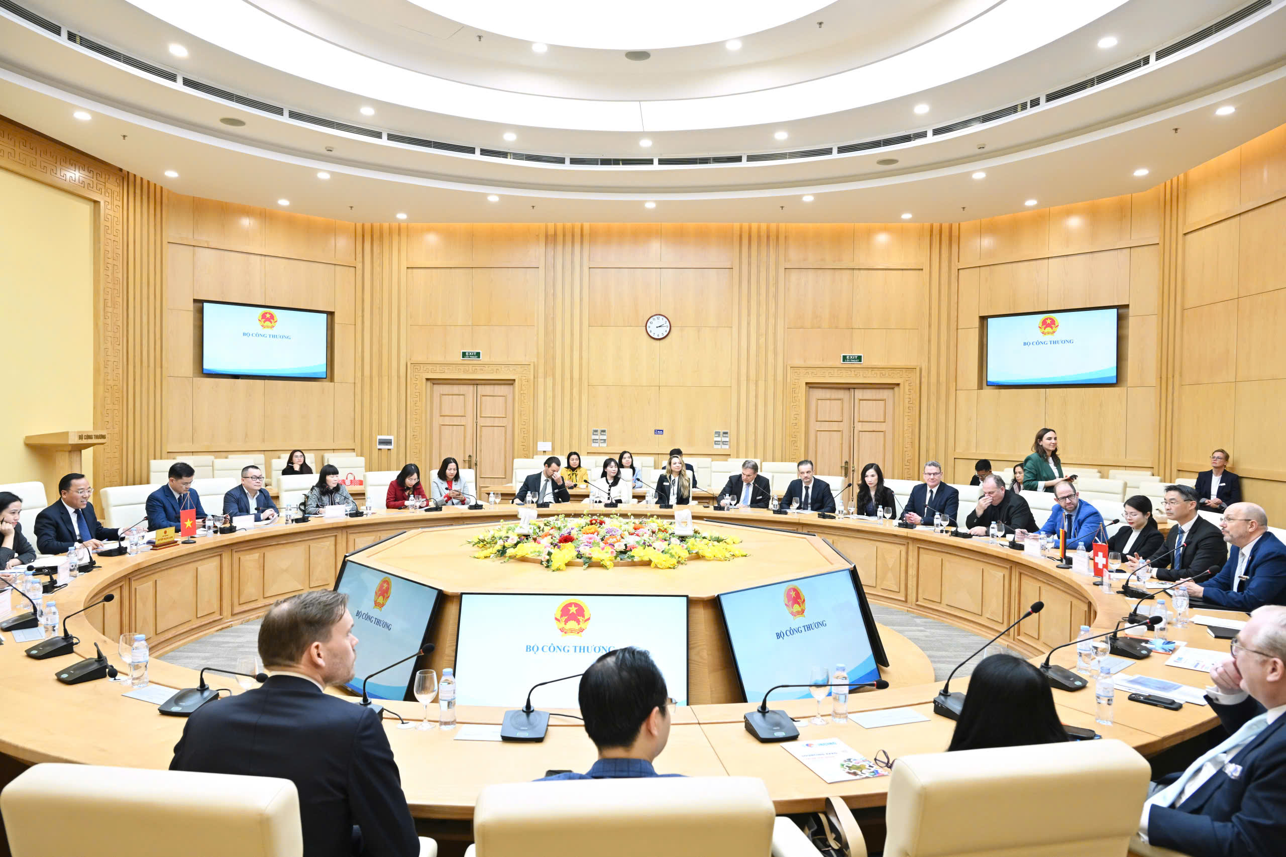 Thứ trưởng Nguyễn Hoàng Long tiếp Đoàn doanh nghiệp cấp cao Thụy Sĩ - châu Âu: Cơ hội hợp tác với các tập đoàn hàng đầu thế giới