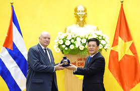 Bộ trưởng Nguyễn Hồng Diên tiếp Bộ trưởng Bộ Ngoại thương và Đầu tư nước ngoài Cuba