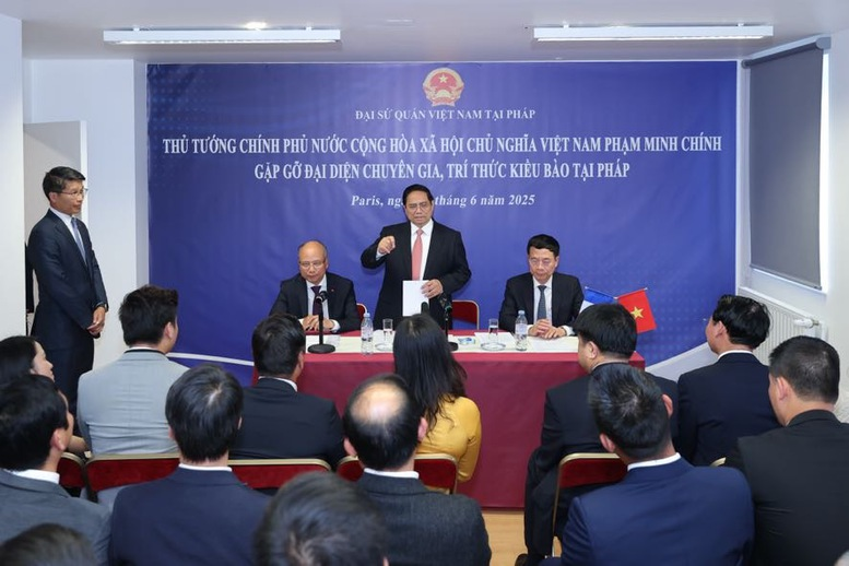 Thủ tướng làm việc với các chuyên gia kiều bào: Sẵn sàng góp sức để đất nước làm chủ các công nghệ chiến lược